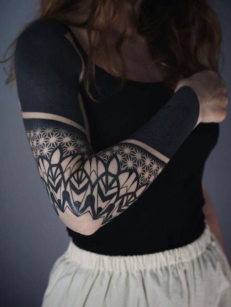 White Over Black Tattoo, Cover Manga, Black Sleeve Tattoo, Shoulder Cap Tattoo, Solid Black Tattoo, Tattoo Spots, Blackout Tattoo, Dot Tattoos, Tattoo Style Drawings