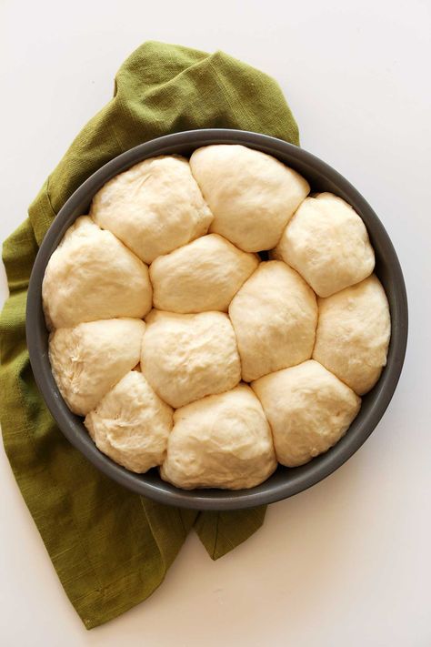 Dinner Rolls Recipes, Simple Vegan Dinner, Vegan Dinner Rolls, Veggie Options, Thanksgiving Rolls, Avocado Brownies, Vegan Holiday Recipes, Vegan Holiday, Minimalist Baker