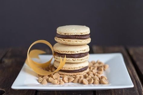 Peanut Butter Macarons, Peanut Butter Ganache, Bacon Cake, Butter Ganache, Chocolate Macaron, Macaron Flavors, Macaroon Recipes, Macaron Recipe, Peanut Butter Lovers