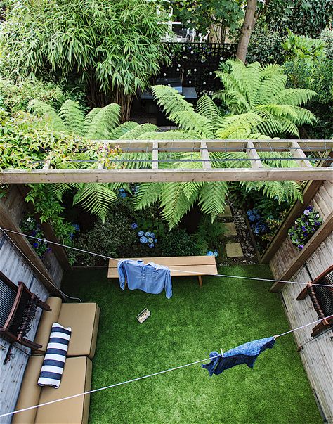 Christine Chang Hanway, Bird's eye view of London garden, trellis, clothes line, ferns, Matthew Williams | Gardenista Artificial Grass Backyard, Best Artificial Grass, Artificial Lawn, Fake Grass, London Garden, Grasses Garden, Artificial Turf, Green Lawn, City Garden