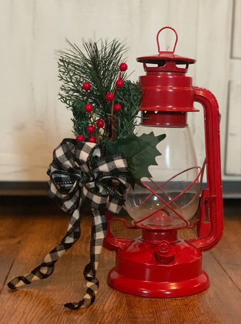 Red Lantern Decor, Christmas Lantern Ideas, Recycled Christmas Decorations, Lantern Christmas Decor, Lantern Vintage, Lantern Centerpiece, Recycled Christmas, Vintage Christmas Crafts, Lantern Christmas