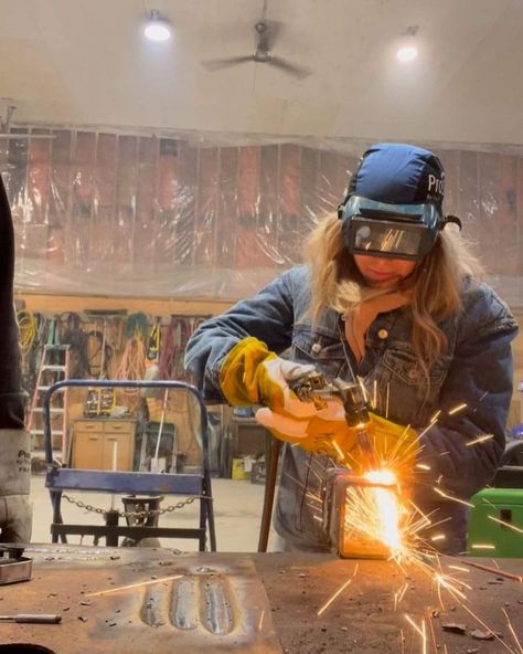 Women Welder Pictures, Best Mig Welder, Women Welder, Laser Welder, Spot Welder, Mig Welder, Career Options, Inspo Board, Future Plans