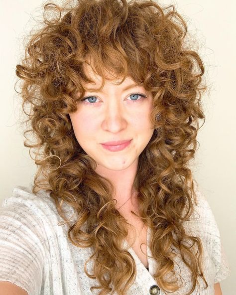 Shag 2c Hair, Alt Curly Haircut, 200s Hairstyles, Curly Shaggy Hair, Jayne Edosalon, Corte Mullet, Haircut Wolfcut, Mullet Curly, Curly Shag