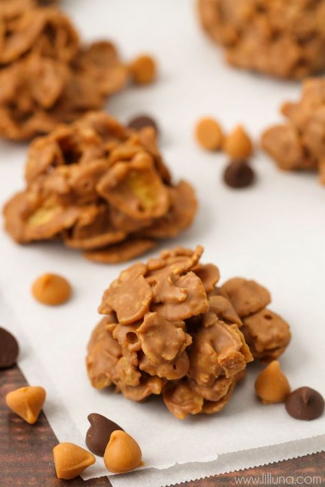 The kids LOVE making these No Bake Butterscotch Cereal Treats - they're simple, quick and yummy! { lilluna.com } Cornflake Recipes, Butterscotch Cookies Recipes, Cornflake Cookies, Gf Food, Butterscotch Cookies, Cereal Treats, Bake Recipes, Baking Recipes Cookies, Butterscotch Chips