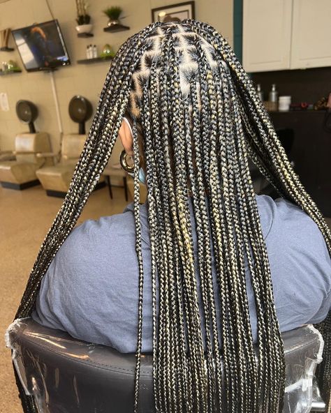 Black And Blonde Blended Braids, Color Mix Knotless Braids, Knotless Braids Mixed Colors, Color Mix Braids, Mixed Color Knotless Braids, Bts Hairstyle, Black Box Braids, Braiding Styles, Jamaica Vacation