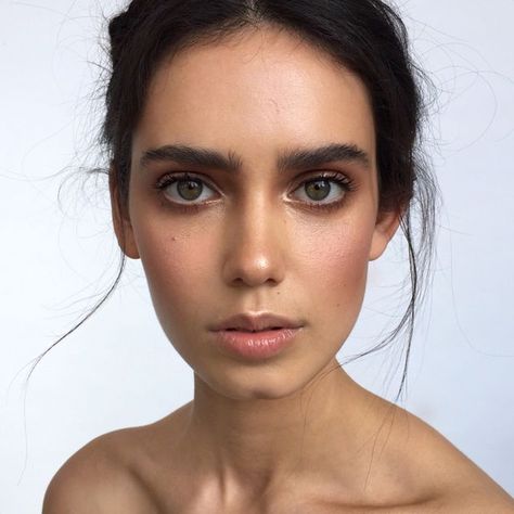 For an easy on-the-go beauty look, pair natural makeup with a loose bun with loose wispy pieces Messy Eyebrows Natural, Make Up Bold, Ania Milczarczyk, Messy Eyebrows, Clean Make Up, Light Make Up, Natural Wedding Makeup Looks, Messy Makeup, Make Up Inspiration