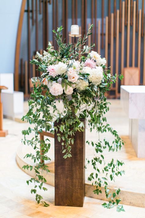 Wedding Ceremony Flower Arrangements, Wedding Alter Flowers, Altar Flowers Wedding, Alter Flowers, Church Wedding Flowers, Summer Wedding Guest Dress, Wedding Alters, Altar Arrangement, Altar Flowers