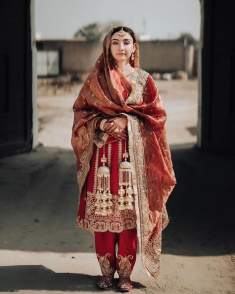 Traditional Punjabi Bridal Suits, Anand Karaj Suits, Punjabi Anand Karaj Suits, Anand Karaj Suit Bride, Sikh Bride Suit, Bridal Punjabi Suits Wedding Outfits, Kaleere Punjabi Traditional, Bridal Salwar Suits Wedding, Anand Karaj Suit