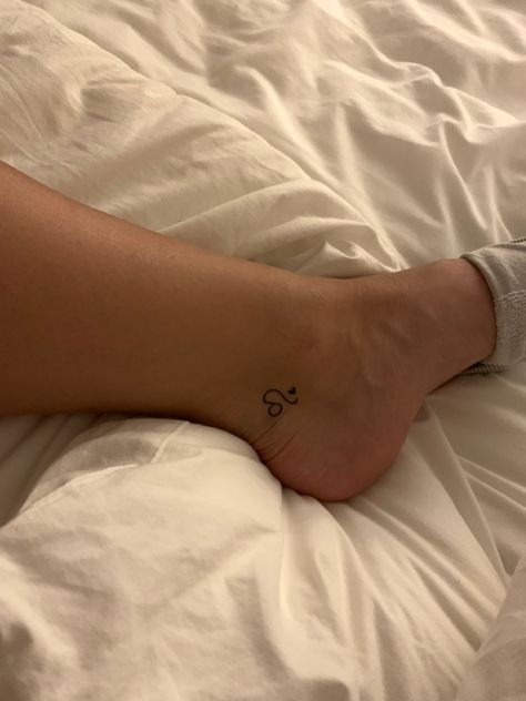 Leo Zodiac Inspired Tattoo, Leo Tattoo Dainty, Zodiac Sign Tattoo Placement, Leo Ankle Tattoo, Zodiac Signs Tattoos Leo, Leo Finger Tattoo, Tattoos Leo Zodiac, Leo Aesthetic Zodiac, Leo Star Sign Tattoo