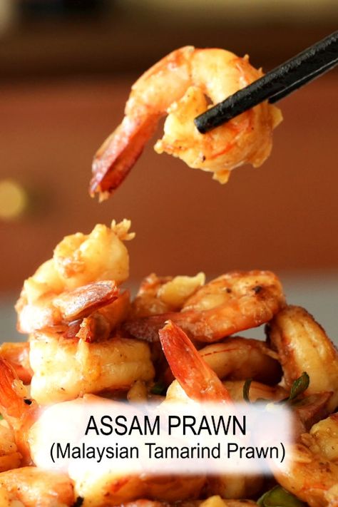 Prepare tamarind prawns (Assam prawns), a classic sweet and sour Nyonya recipe made with fresh tamarind pulp. Pineapple Recipe, Chinese Chicken, Kaffir Lime, Malaysian Food, Chopped Garlic, Sweet And Sour, Fish And Seafood, Asian Recipes, Food To Make