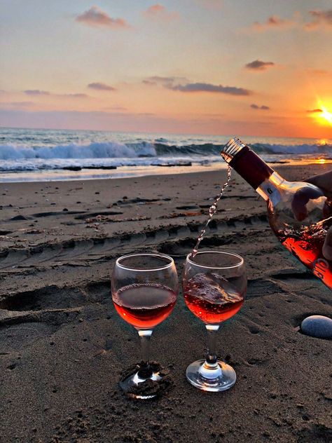 Happy Birthday Wine, Sunset Drink, Friends Sketch, Beach Drinks, Summer Wines, Good Night Sweet Dreams, Wine Time, Sea Beach, Beach Inspired