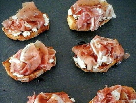 Fig Jam Crostini, Goat Cheese Fig Jam, Bruchetta Appetizers, Prosciutto Crostini, Prosciutto Appetizer, Goat Cheese Crostini, Healthy Snacks To Make, Fig Recipes, Quick And Easy Appetizers