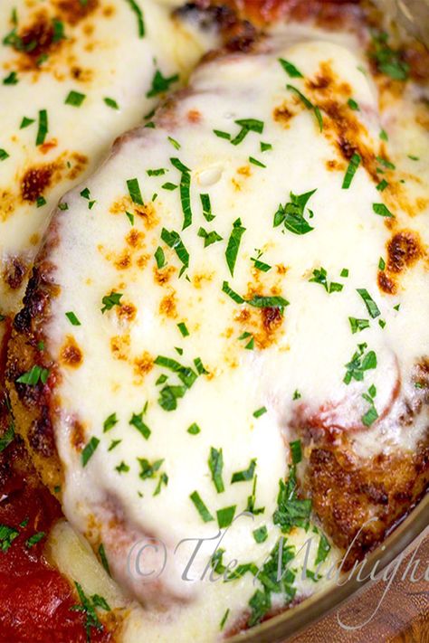 Skillet Chicken Parmesan with extra cheese is a quick and easy weeknight dinner Olive Garden Chicken Parmigiana, Pepper Tomato Sauce, Chicken Parmesean, Skillet Chicken Parmesan, Olive Garden Chicken, Baked Pesto Chicken, Olive Garden Copycat, Chicken Parmesan Recipe, Parmesan Meatballs