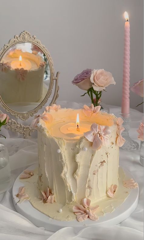 White Birthday Cake, Cake Rose, Vintage Birthday Cakes, Custom Birthday Cakes, Funny Birthday Cakes, Cake Inspo, Pretty Dessert, White Birthday, Creative Birthday Cakes