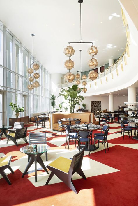 Colour my world, The Durham Hotel arrives in resplendent hues at mid-century former bank... Mid Century Hotel, Carolina Do Norte, Modern Hotel, Luxury Rooms, Design Del Prodotto, Chapel Hill, Hotel Design, Mid Century Furniture, Mid Century Modern Design