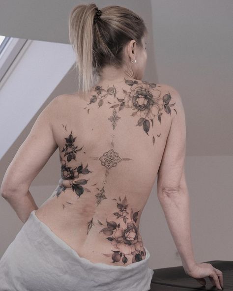 Japanese Tattoo Women, Floral Back Tattoos, Free Hand Tattoo, Hand And Finger Tattoos, Flower Tattoo Back, Butterfly Tattoos For Women, Ornamental Tattoo, Spine Tattoos For Women, Tatuaje A Color