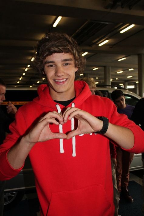 The way he makes a heart with his hands is just adorable One Direction Photos, Liam James, Nicole Scherzinger, I'm With The Band, I Love One Direction, X Factor, Wolverhampton, Simon Cowell, 1 Direction