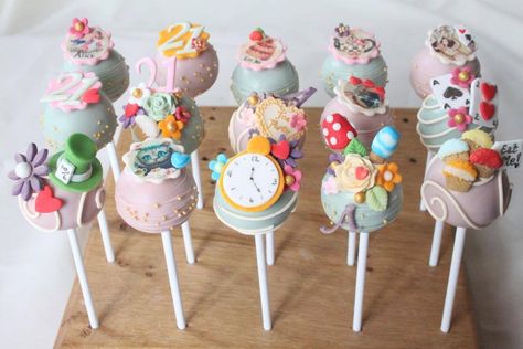 Alice in Wonderland cake pops // cakepops de Alicia en el país de las maravillas Alice In Wonderland Desserts Treats, Alice In Wonderland Deserts, Alice Wonderland Cake, Alice In Wonderland Desserts, Alice In Wonderland Cakepops, Alice In Wonderland Pastel, Alice In Wonderland Treats Sweets, Alice In Wonderland Treats, Alice In Wonderland Petit Fours