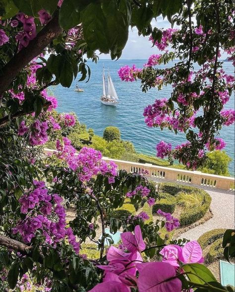 Lake Garda Italy, Garda Italy, Book Flights, Flower Landscape, Lake Garda, Booking Flights, Alam Yang Indah, Beautiful Islands, Beach Art