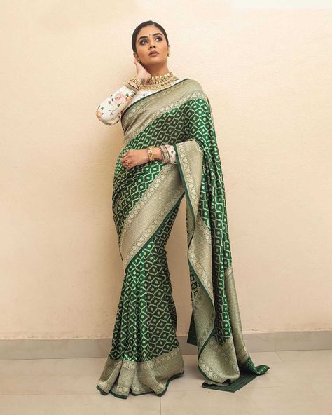 sreemukhi in a green silk saree by riya designing studio Saree With Full Sleeves, Saree Traditional Look, Green Banarasi Saree, Indian Wedding Reception Outfits, Saree Blouse Styles, Indian Bridal Sarees, Saree Floral, Saree Blouse Neck Designs, Blouse Back Neck Designs