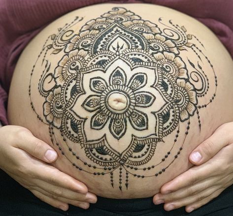 Best gift for Mommy to be😍 #pregnancy #pregnantbelly #bellyhenna #henna #hennadesigns #mommytobe #babyshowergifts #organichenna Henna Pregnant Belly, Maternity Henna, Belly Henna, Mahendi Designs, Belly Art, Organic Henna, Mommy To Be, Henna Tattoos, Henna Patterns