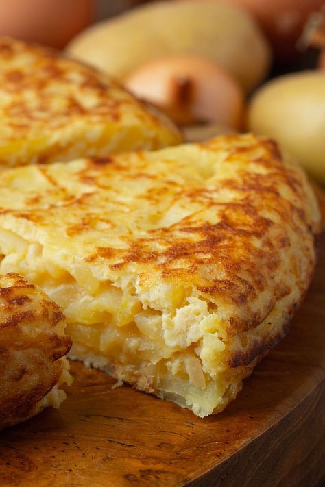 Une recette de tortilla espagnole (l'équivalent d'une omelette aux pommes de terre) à refaire facilement à la maison. Pour encore plus de gourmandise, du fromage a été rajouté dans cette version. Et pour encore plus d'idées de recettes du quotidien, abonnez-vous à 750g ou rendez-vous sur notre site. Tortilla Espanola Recipe, Spanish Tortilla Recipe, Tortilla Espanola, Spanish Omelette, Omelets Recipe, Tapas Recipes, Spanish Tapas, Spanish Dishes, Tortilla Recipe