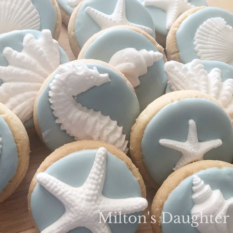 Watch this video to learn to make royal icing decorations using silicone IOD molds. This video shares an easy royal icing recipe for IOD molds. Seashell Cookies, Iod Molds, Easy Royal Icing Recipe, The Ocean Is Calling, Beach Cookies, Flooding Cookies, Cottage Wall Decor, Diy Beach Decor, Cookie Hacks