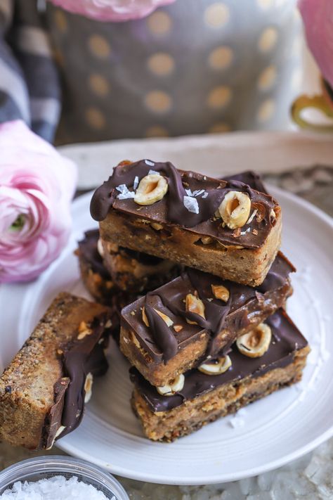 Hazelnut Bars, Snicker Bars, Snickers Bars Recipe, Vegan Hazelnut, Raw Treats, Buckwheat Groats, Healthy Bars, Snickers Bar, How To Roast Hazelnuts