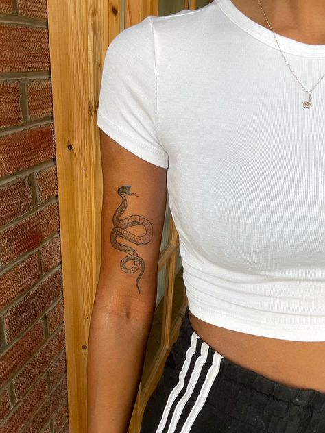 Back Of Arm Snake Tattoo, Snake Tattoo Inner Bicep, Snake Inner Bicep Tattoo, Small Underarm Tattoo Women, Snake Bicep Tattoo Women, Snake Tattoo Back Of Arm, Snake Tattoo Bicep, Bicep Snake Tattoo, Tattoo On Bicep Women