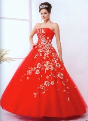 Vestido de quinceañera color rojo con detalles en color oro Quinceñera Dresses, Dress Quinceanera, Red Wedding Dress, Princess Gown, Quince Dresses, Ball Gown Dresses, Red Prom Dress, Gorgeous Gowns, Quinceanera Dresses