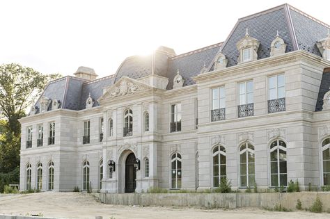 My Very Own Versailles: Homeowners Who Re-create the French Palace - WSJ Modern Palace Exterior, Chatue House, Chataue French House, Luxury French House, French Architecture Homes, Big Bank Account, Old French House, Palace Outside, Chateau Mansion