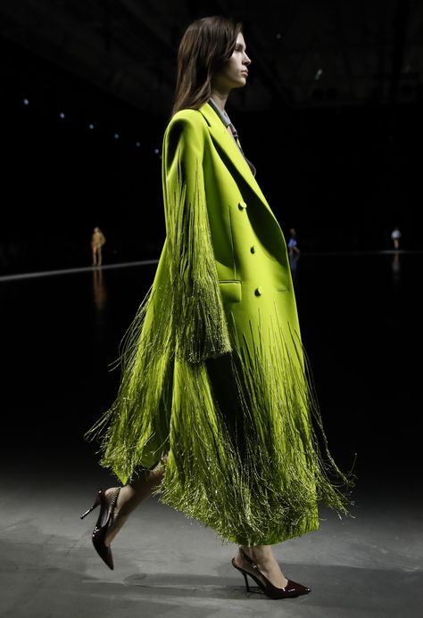 Milan Fashion Week Runway, Green Slip Dress, Gucci Runway, Sewing Details, Gucci Spring, Tassels Fashion, Runway Trends, Jessica Chastain, Spring Fashion Trends