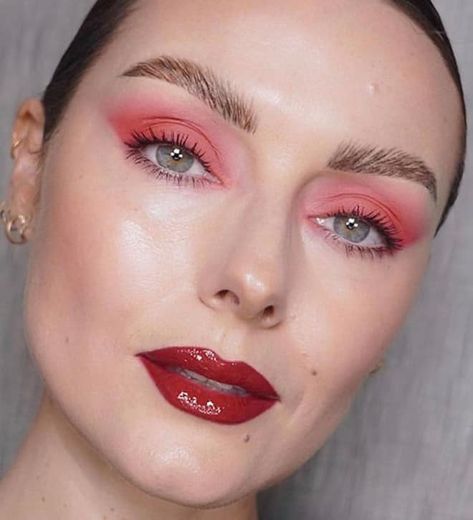 Red Lipgloss Makeup, Coral Eyeshadow Looks, Coral Makeup Looks, Power Makeup, Coral Eyeshadow, Red Eyeshadow Look, Katie Jane Hughes, Coral Makeup, Coachella Makeup