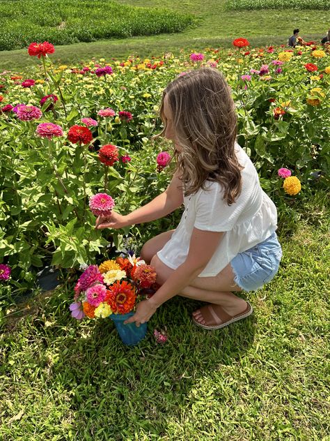 Insta: ashmbell Flower Picking Photoshoot, Flower Picking Aesthetic, Flower Picking, Field Photoshoot, Flower Picks, Picking Flowers, Flower Field, Flower Photos, Photo Inspo