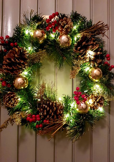 #chistmas #decoration #diy #crafts #lights #pines # #wreath Christmas Wreath Lights, Light Up Wreath, Christmas Reef, Christmas Wreaths With Lights, Christmas Wreaths Diy, Merry Little Christmas, Decoration Diy, Diy Wreath, Christmas Magic