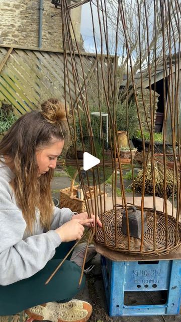 Twig Baskets Diy, Willow Basket Weaving Tutorials, Weaving Baskets Diy, Willow Weaving Projects, Willow Weaving Beginners, Willow Basket Weaving, Basket Weaving Tutorial, Jute Rope Crafts, Earth Recycle