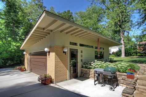 Mid Century Garage, Detached Garage Designs, Garden Shed Kits, Contemporary Garage, Backyard Cabin, Garage Plans Detached, Mid Century Modern Exterior, Modern Garage Doors, Garage Addition