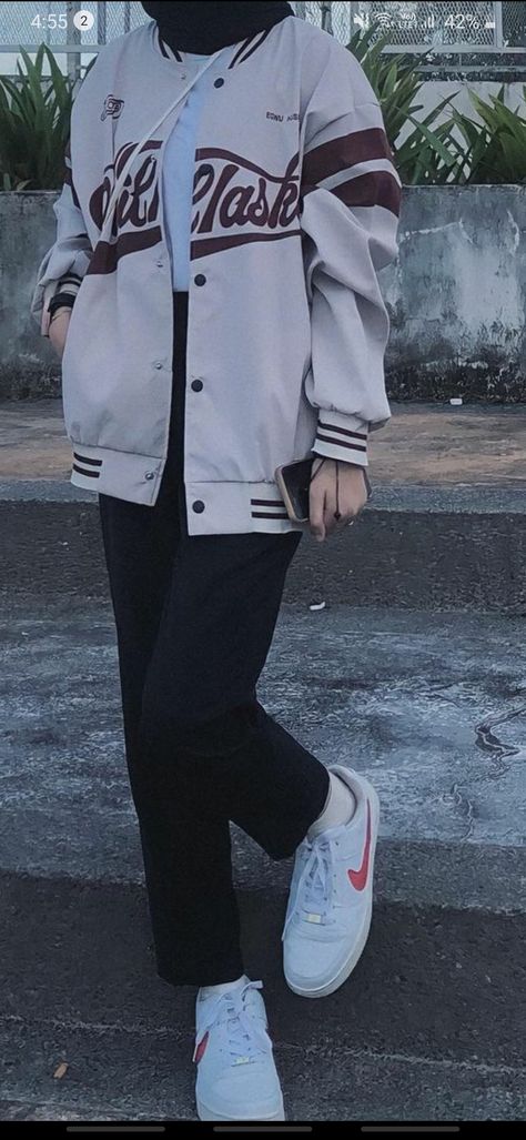 Ootd Varsity Jacket Hijab, Outfit Jaket Hijab, Ootd Jaket Baseball Hijab, Varsity Jacket Outfit Hijab, Jaket Jeans Hijab Outfit, Aesthetic Hijab Outfit Ideas, Ootd Varsity, Aesthetic Hijab Outfit, Varsity Outfit