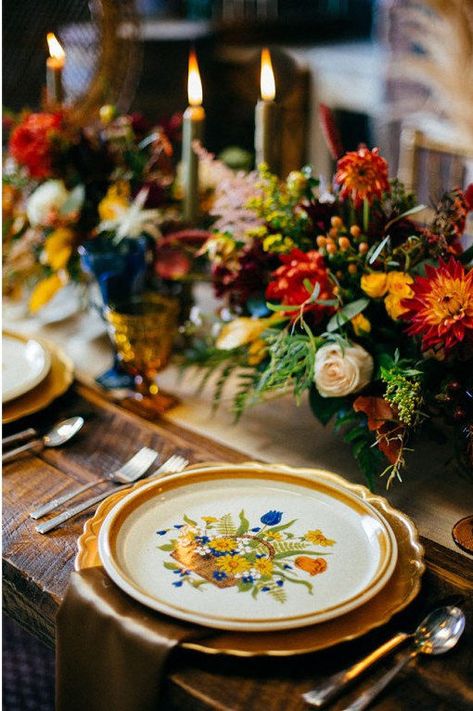 This 70s wedding inspo has us groovin' for a fall celebration! Photo: @tiffanijonesphotography 70s Inspired Wedding, Woodstock Wedding, Retro Wedding Theme, Orange Wedding Colors, 70s Wedding, Wedding Dinner Party, Forest Theme Wedding, Fall Wedding Inspiration, Burnt Orange Weddings