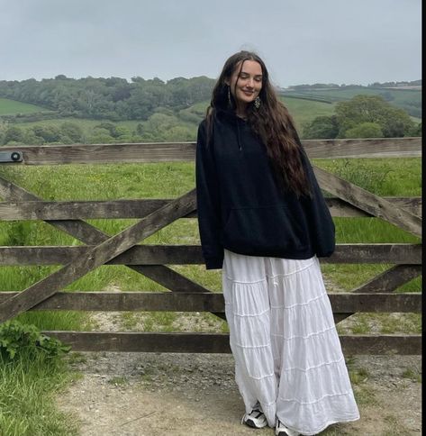 Summer Outfits 2023 Long Skirt, Maxi Skirt Hoodie Outfit, White Maxi Shirt Outfit, Maxi Skirt With Hoodie, Long Skirt Big Sweater, Maxi Skirt Outfits Fall, White Maxi Skirt Winter, Black Flowy Maxi Skirt Outfit, Long White Skirt Winter Outfit