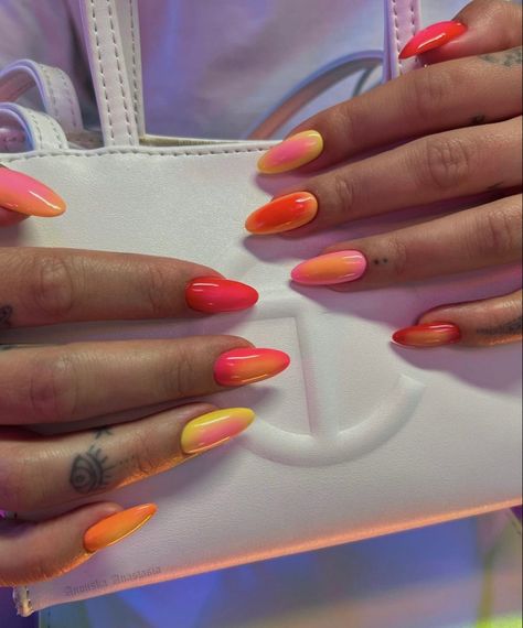 Aura Glazed Nails, Red Orange Aura Nails, Trendy Neon Nails, Yellow And Pink Aura Nails, Neon Aura Nails, Pink And Orange Aura Nails, Minimal Summer Nails, Summer Aura Nails, Yellow Aura Nails