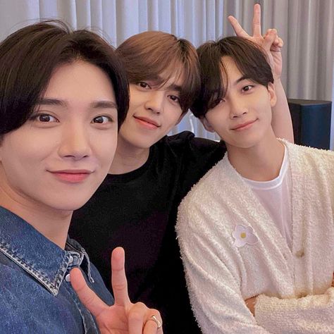 #joshua #scoups #jeonghan S.coups Selca, Jeonghan And Scoups, Jeonghan Icon, Scoups Jeonghan, Seventeen Joshua, Dino Seventeen, Joshua Hong, Pledis 17, Yesterday And Today