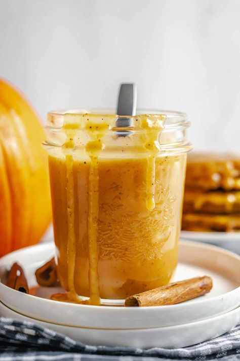 An easy pumpkin caramel sauce made with cream and butter and freshly roasted pumpkin puree. Drizzle it on ice cream, cakes, pancakes, stir it into iced coffee or dip apples and pears in the caramel. Coconut Caramel Sauce, Ice Cream Cakes, Frozen Pumpkin, Pumpkin Recipes Healthy, Pumpkin Hummus, Pumpkin Sauce, Caramel Recipes Sauce, How To Make Caramel, Homemade Pumpkin Puree