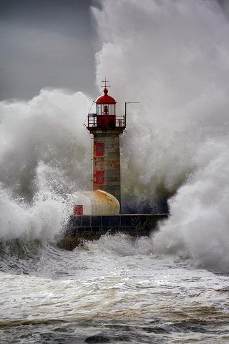 Farol de Felgueiras Lighthouse , Portugal Navi A Vela, Huge Waves, Lighthouse Pictures, Beautiful Lighthouse, Beacon Of Light, The Lighthouse, Porto Portugal, In The Ocean, White Photography