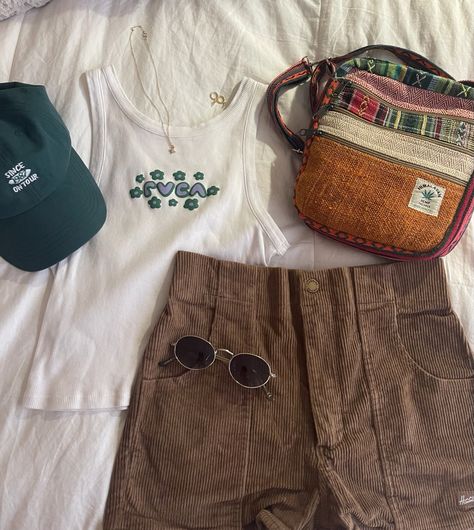 Brown Corduroy Shorts Outfit, Brown Shorts Outfit Summer, Boho Bag Outfit, Hammies Shorts, Salty Granola Outfits, Surfer Outfits, Corduroy Shorts Outfit, Brown Corduroy Shorts, Brown Shorts Outfit