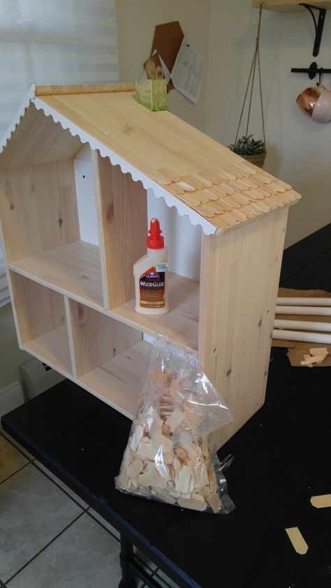 Wooden Doll House Furniture Diy, Diy Wooden Barbie House, Doll House Roof Diy, Diy Dollhouse Paint Ideas, Home Made Dollhouse, Wooden Doll House Diy, Barbie Dolls House, Doll House Roof Ideas, Diy Dollhouse Shingles