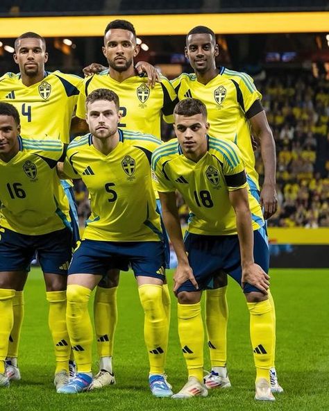 Sweden Men's National Team. on Instagram: "🇸🇪 𝐃𝐀𝐆𝐄𝐍𝐒 𝐒𝐓𝐀𝐑𝐓𝐄𝐋𝐕𝐀 🇸🇪  Nu går vi för ett ledningsmål före halvtidspausen! 👏" Sweden Football, Sweden, Football, Sports, On Instagram, Instagram, American Football