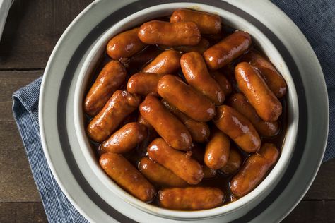 Party-ready bite-sized hot dogs, cocktail wieners, or sausages are slow cooked to perfection in a tangy ketchup and brown sugar sauce. Lil Smokies Recipes, Top Appetizers, Little Smokies Recipes, Smokies Recipe, Recipes Crock Pot, Little Smokies, Lil Smokies, Sauce Cocktail, Mini Hot Dogs