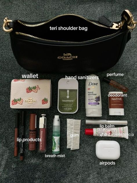 Everyday Bag Essentials, Uni Bag, What's In My Purse, School Bag Essentials, Backpack Essentials, Travel Bag Essentials, Inside My Bag, Purse Essentials, Smink Inspiration