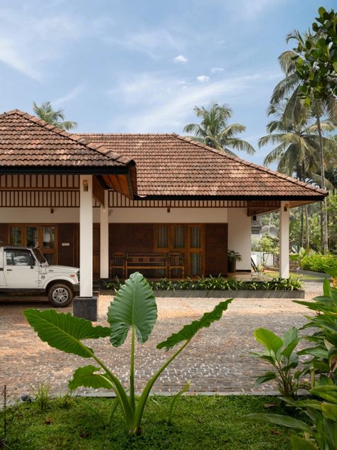 Barefoot Architects have included natural ways of traditional planning, like natural ventilation and native landscaping to an heartfelt extent. Tharavadu Kerala, Natural Ventilation Architecture, Kerala Traditional House Exterior, Kerala House Design Traditional, Traditional House Plans Kerala, Residence Landscape Design, House Design Traditional, Traditional Kerala House, Natural Home Design